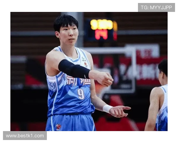 周琦这生活真奇怪，场上抢板凳下却像个普通上班族？