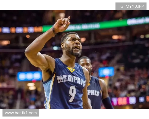 斯科蒂·皮蓬无球跑动改变防守策略拉开詹姆斯空间