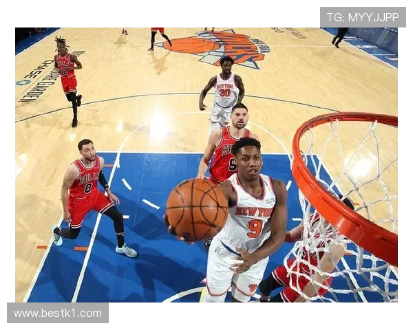 朱利叶斯·兰德尔内线高效背身进攻助尼克斯提升关键时刻得分效率