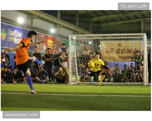 七人制足球规则中每队上场人数与换人次数有何特殊规定？