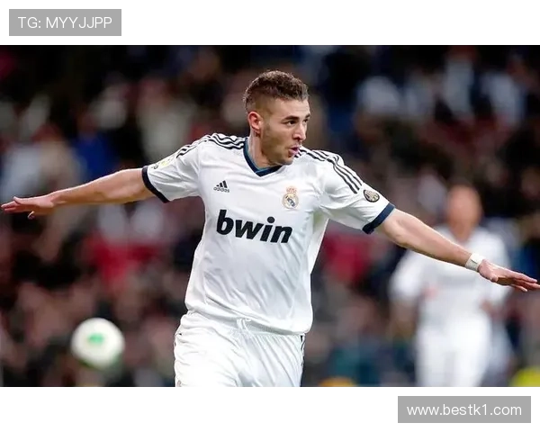 本泽马与苏亚雷斯：技术型中锋的两种极致路径