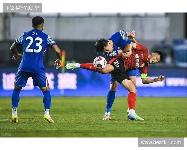 申花边路进攻乏力，中路扎堆问题是否制约球队进攻多样性？