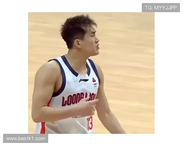 郭艾伦今天又穿着球鞋去逛街，路人全懵了，这球星也太接地气吧！